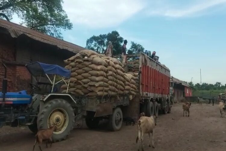 हजारों क्विंटल मध्यान भोजन का अनाज रास्ते से हुआ गायब, जिला शिक्षा पदाधिकारी कर रहे जांच