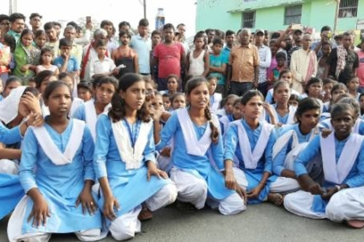 दस दिनों के भीतर पोषक के लिए राज्य सरकार द्वारा छात्राओं के खाते में डालेगी राशि