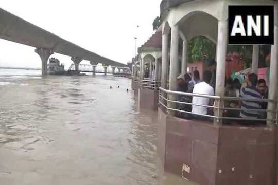 बिहार में गंडक नदी में डूबा ट्रैक्टर, 1 महिला की मौत; दर्जनों लोग लापता.