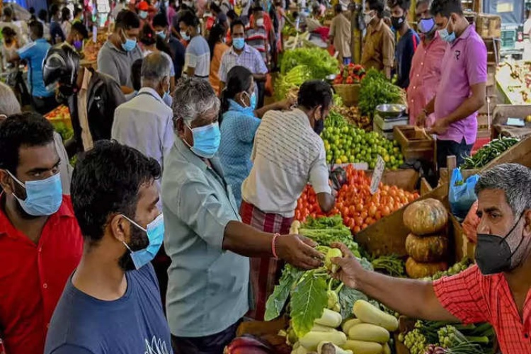 श्रीलंका में आर्थिक आपातकाल लागू, 700 रुपये किलो हरी मिर्च, 200 रुपये किलो आलू