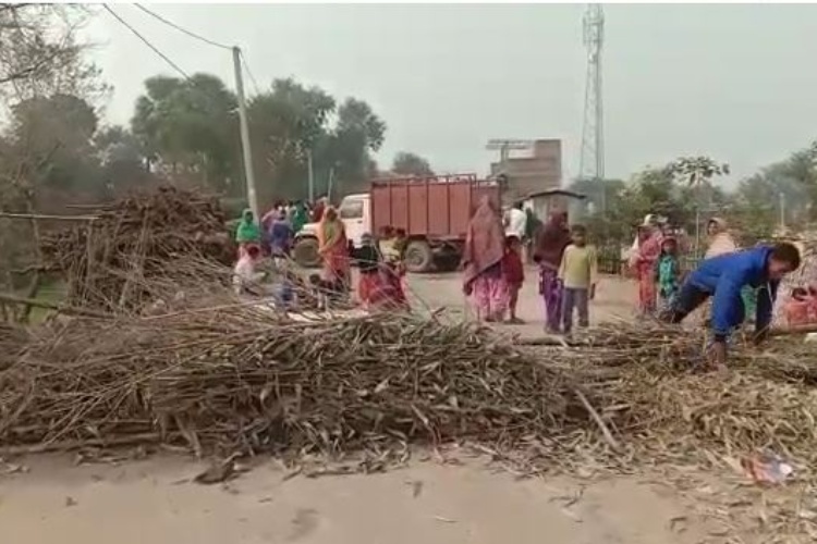 बेगूसराय : फ्री में सब्जी नहीं दी तो बदमाशों ने गोली मार दी, सड़क जाम लोगों ने किया हंगामा