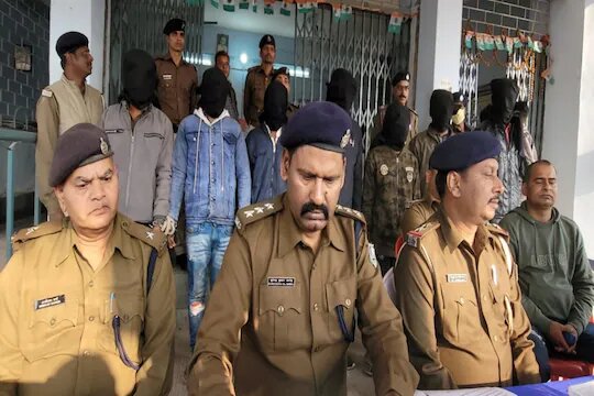 डकैती की योजना बना रहे 8 कुख्यात अपराधियों को पुलिस ने दबोचा.