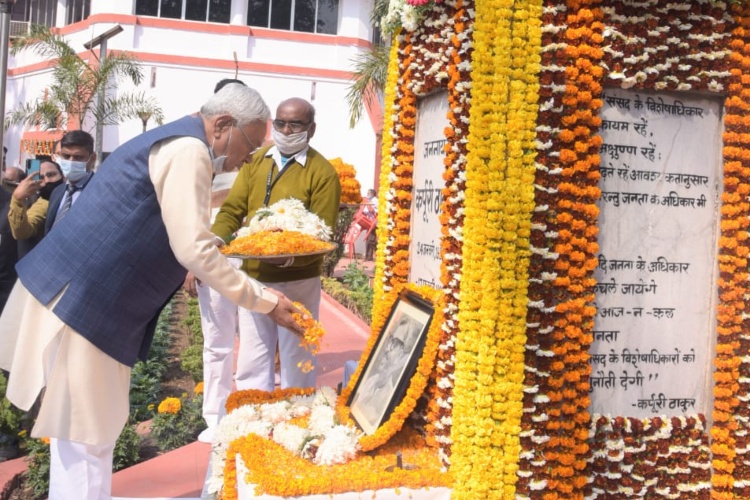 मुख्यमंत्री ने जननायक कर्पूरी ठाकुर को भावभीनी श्रद्धांजलि अर्पित की