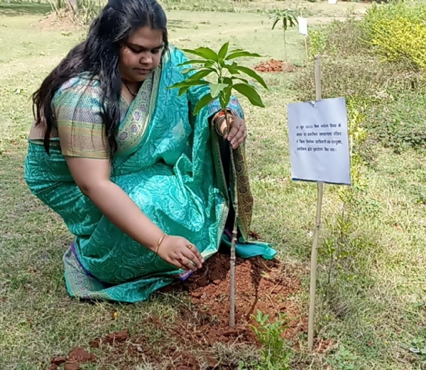 पारिवारिक समारोह को यादगार बनाने के लिए एक पेड़ अवश्य लगाए : डीसी