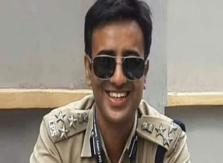 एक्टिंग के फेर में खुद फंस गए IPS अफसर, हुए निलंबित.