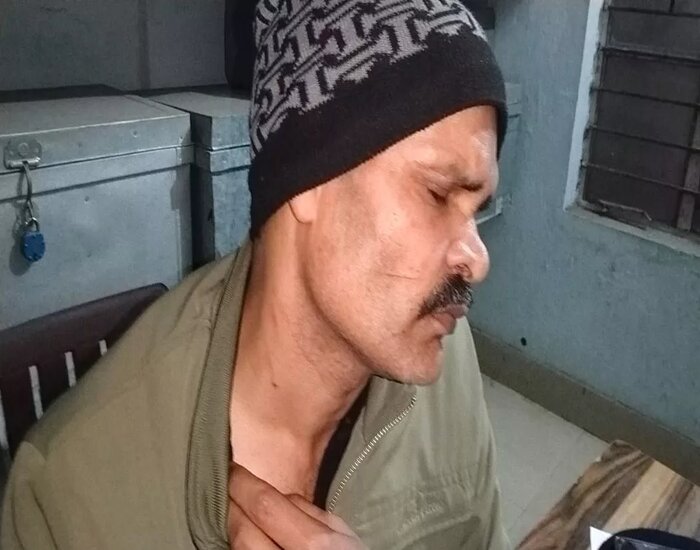 आधी रात शराबियों को पकड़ने गई पुलिस टीम पर हमला.