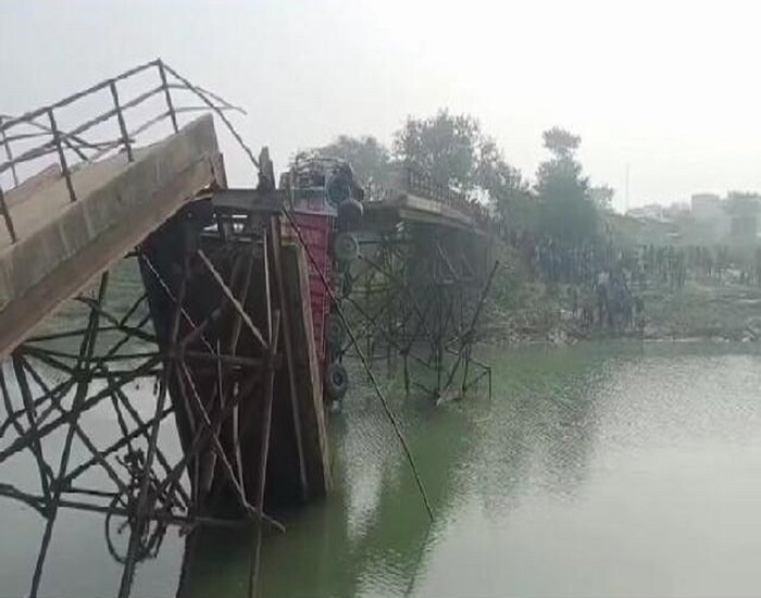 कमला नदी पर बना पुल टूटा, बीच में फंसा है ट्रक.